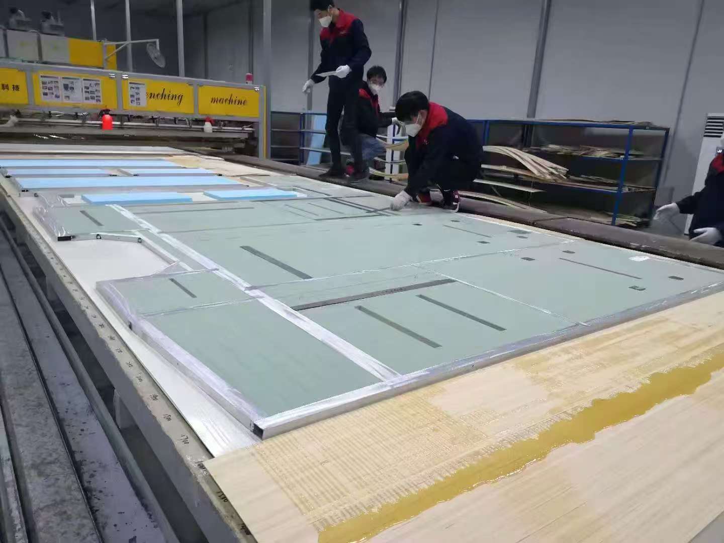 レクリエーション用車両の車体のワイドショット。構造の完全性と断熱のために PVCフォームコア を備えた積層複合パネルを使用した構造を強調しています。