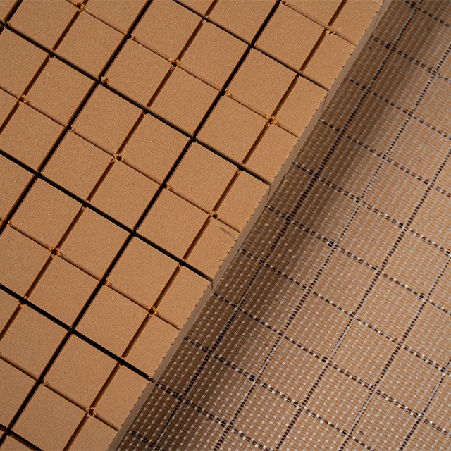 Bild eines gro&szlig;en starr PVC-Schaumblocks und einer Platte mit einer gerillten und gewebeverst&auml;rkten Oberfl&auml;chenbehandlung, bereit f&uuml;r CNC-Bearbeitung in Verbundkernmaterialien.