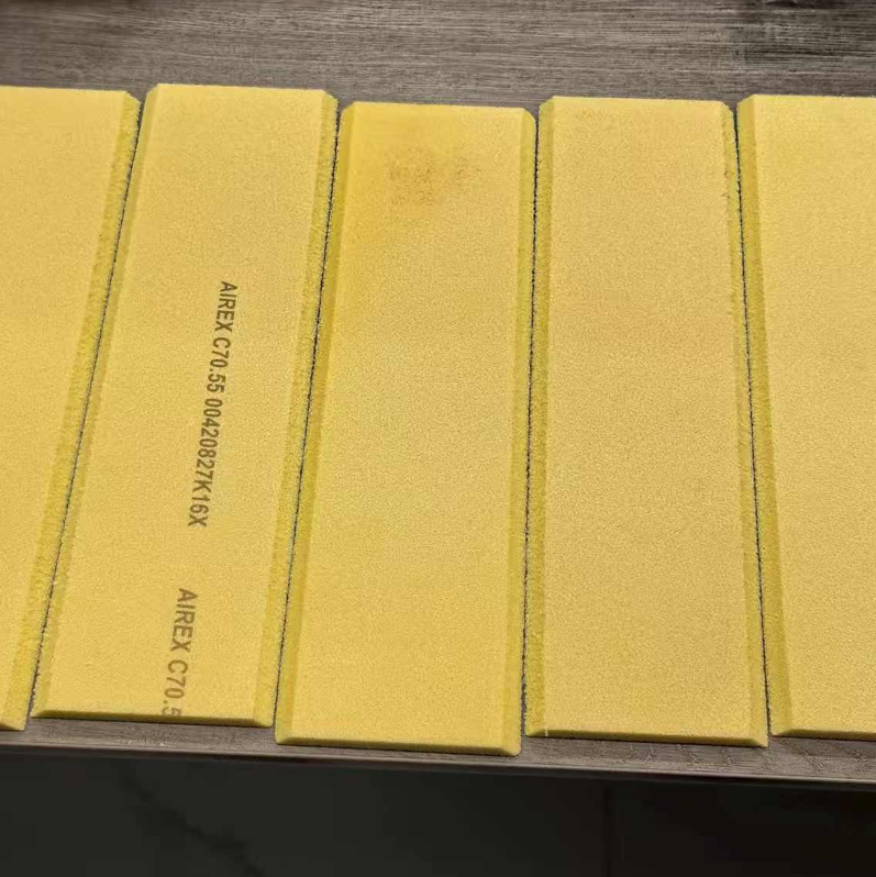 공차가 엄격하고 일관되게 절단된 여러 개의 PVC 폼 스트립이 깔끔하게 쌓이고 씰, 모서리 또는 보강 스트립으로 사용하기에 이상적인 이미지입니다.