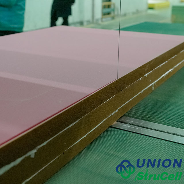 Anima in schiuma strutturale in PVC P100 (densit&agrave;: 100 kg/m&sup3;, spessore: 1-70 mm &plusmn; 0,2 mm)