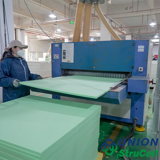Comparaison entre P80 rainur&eacute; et perfor&eacute; noyau en mousse PVC pour industrie marine /usage automobile