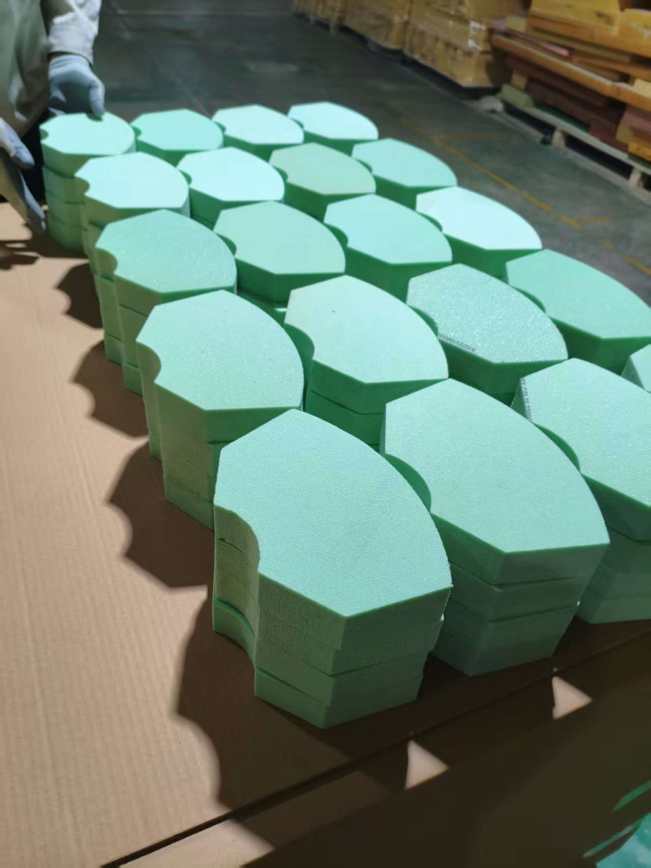 Op maat gemaakte drijfschuimblokken die stabiel drijfvermogen en slagvastheid bieden voor bootrompen en kajaks als maritieme toepassingen drijvend schuim