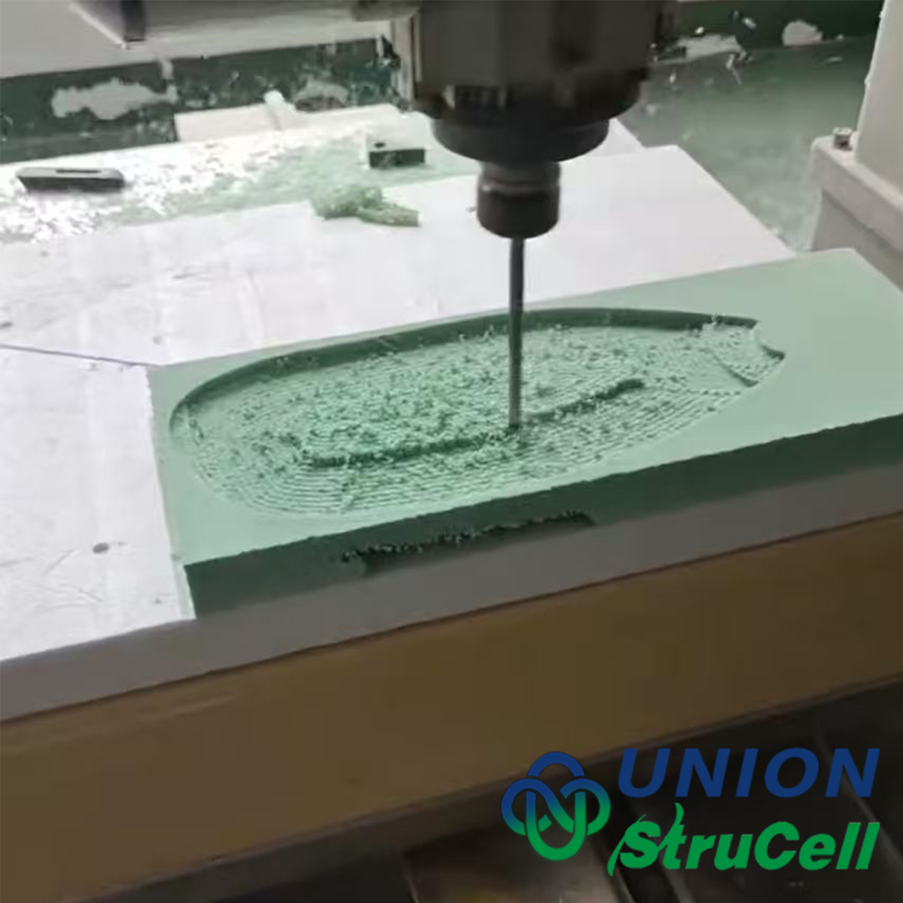 배송 및 최종 처리 준비가 완료된 전체 패널의 구조 PVC 폼 코어 에서 CNC 가공된 카약 패들입니다.