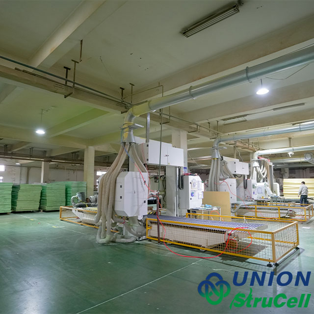 مقارنة صفائح الرغوة P130 PVC المحززة والمثقبة للاستخدام التلقائي التطبيقات البحرية