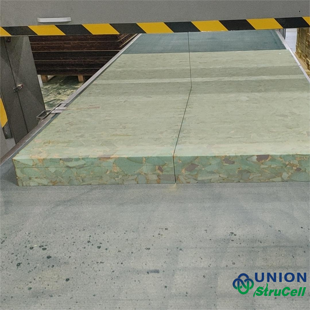 Samengesteld structureel PVC-schuimmateriaal met rigide plaatoppervlak.